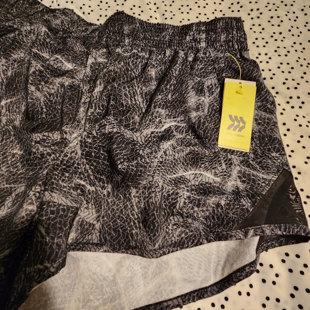 NWT.. Women's shorts - Picture 2 of 12